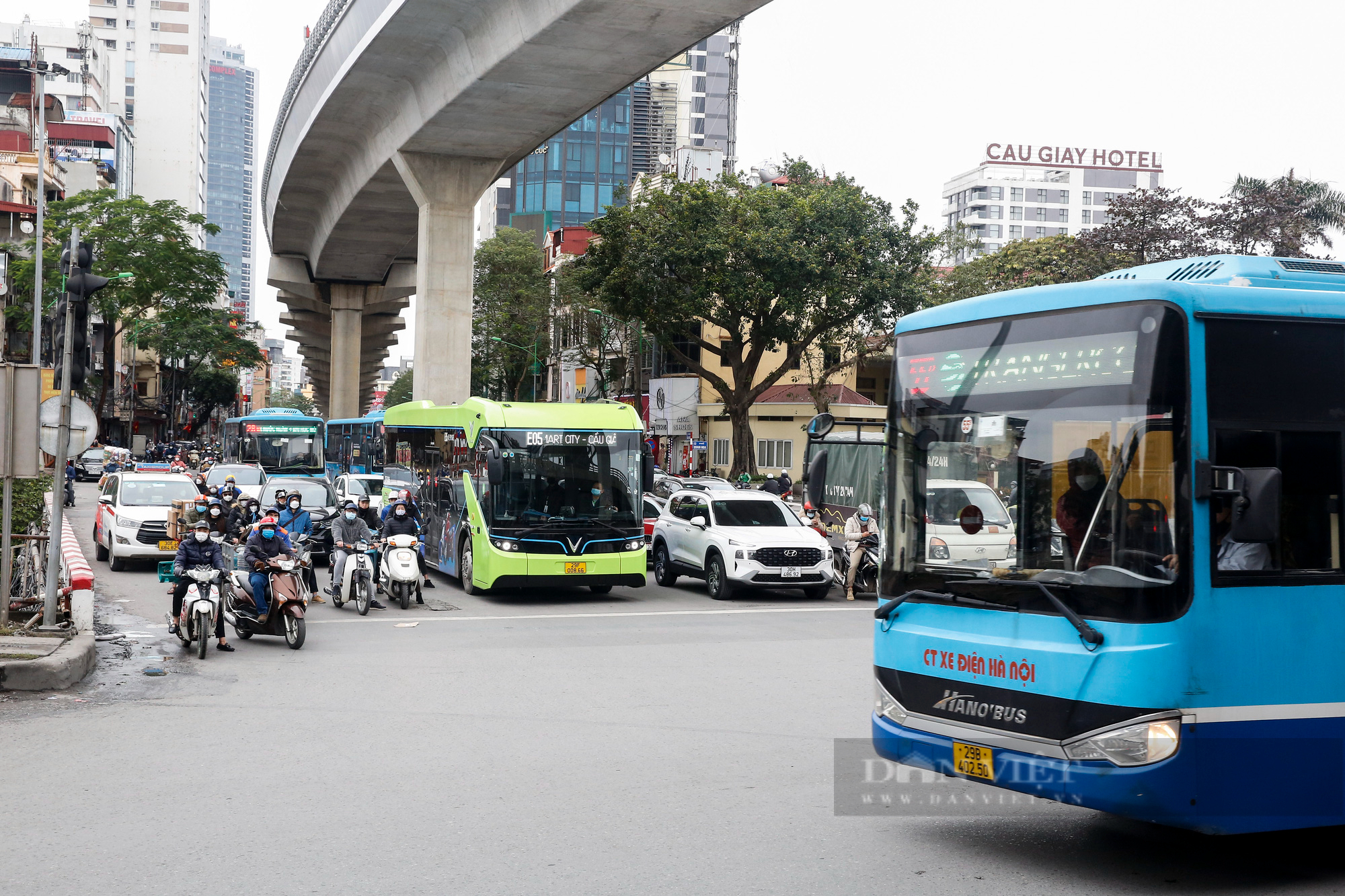 Xe buýt nối đuôi nhau di chuyển sau khi Hà Nội cho phép hoạt động 100% công suất - Ảnh 1.