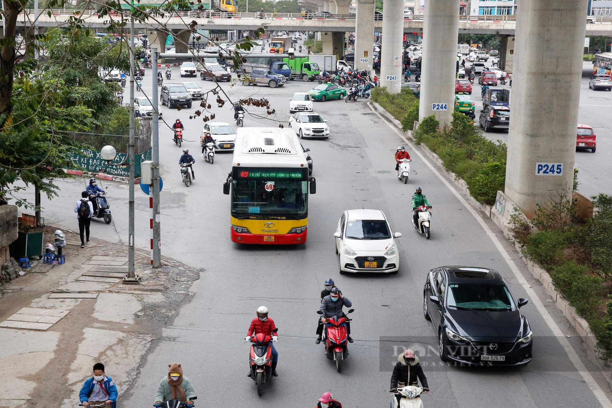 Xe buýt nối đuôi nhau di chuyển sau khi Hà Nội cho phép hoạt động 100% công suất - Ảnh 12.