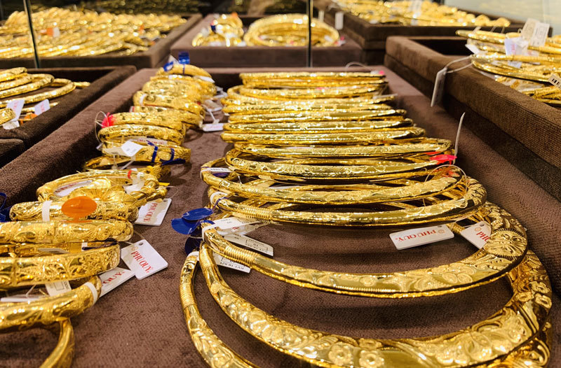 Sát ngày Vía Thần Tài, giá vàng 'bốc hơi' từng giờ, mất gần 1,5 triệu đồng/lượng - Ảnh 5.