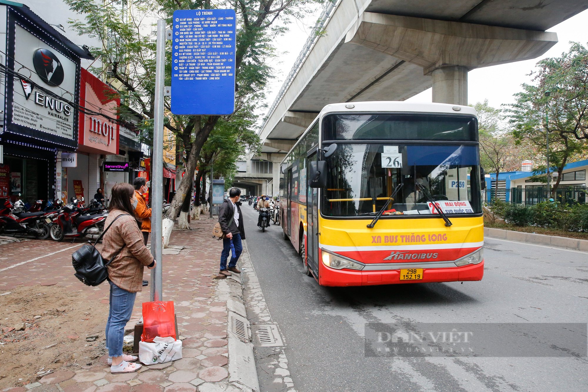 Xe buýt nối đuôi nhau di chuyển sau khi Hà Nội cho phép hoạt động 100% công suất - Ảnh 3.