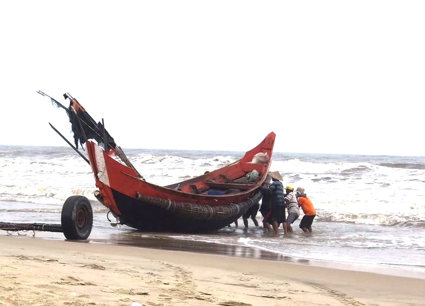 &quot;Trúng lộc&quot; đầu năm, chỉ vài tiếng ra biển, ngư dân Thừa Thiên Huế kiếm vài triệu nhớ bắt được nhiều cá khoai, cá trích - Ảnh 1.