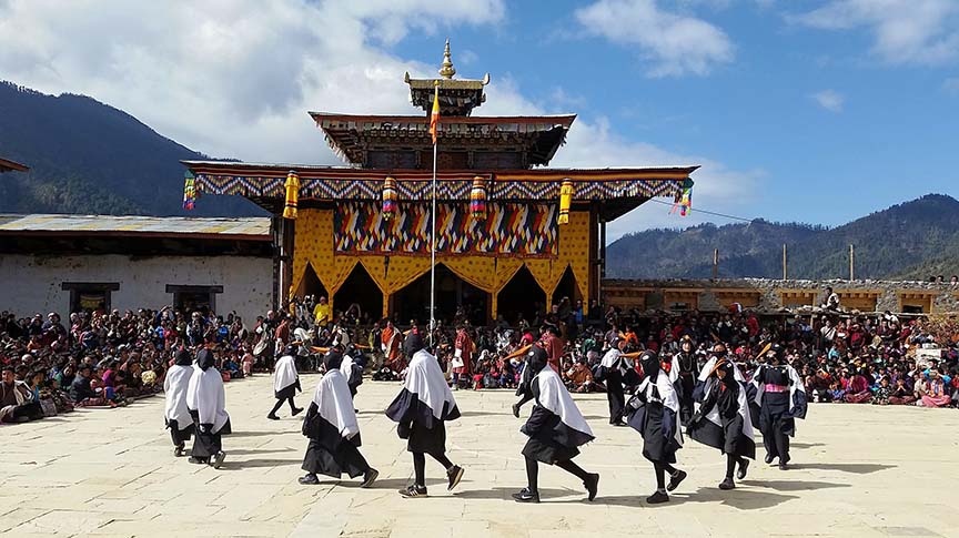 Bhutan độc đáo với lễ hội của loài chim thiêng cổ đen này - Ảnh 1.