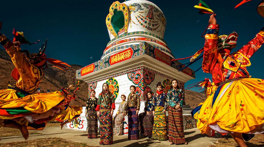 Bhutan độc đáo với lễ hội của loài chim thiêng cổ đen này - Ảnh 6.