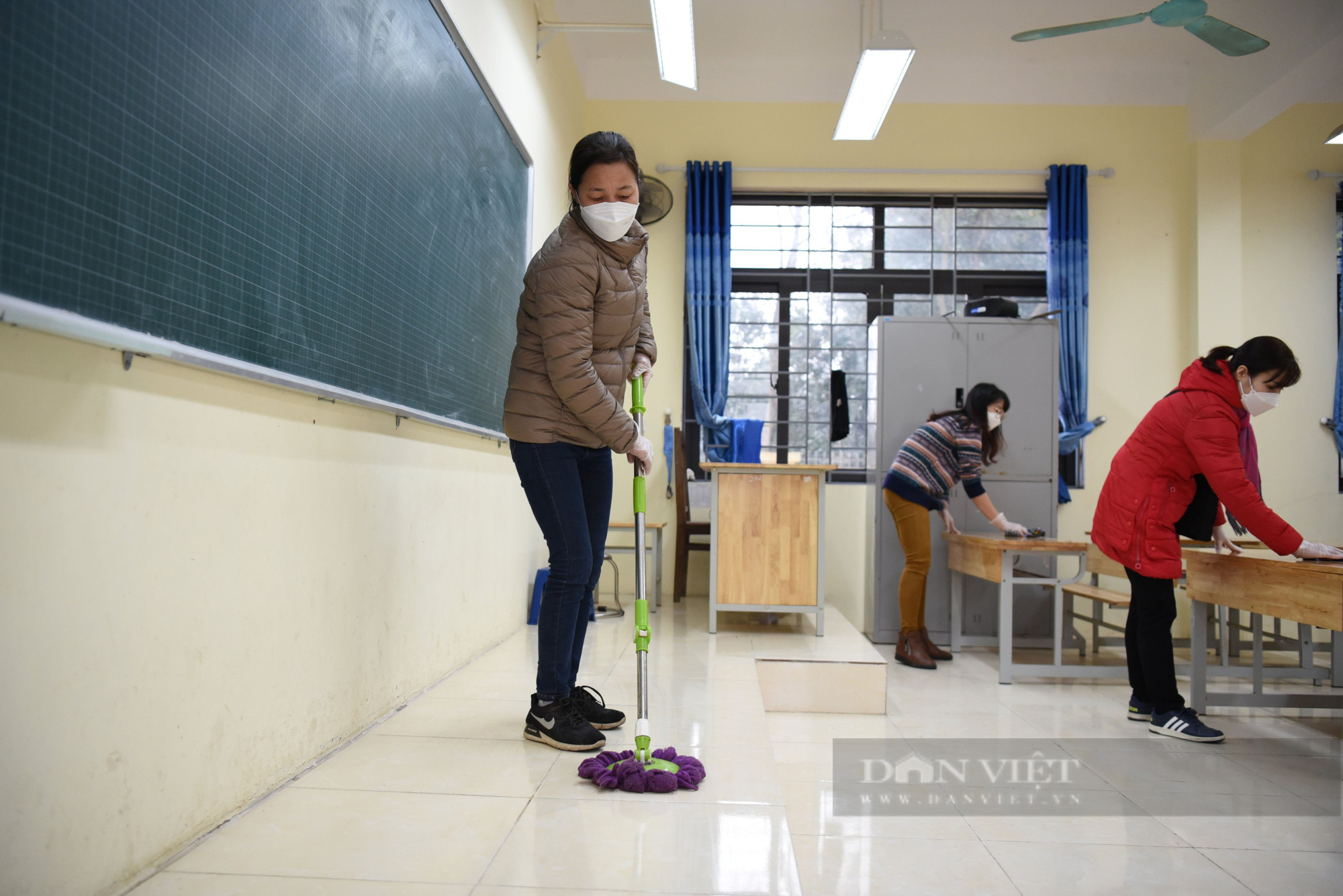 Các trường Tiểu học Hà Nội tưng bừng dọn dẹp đón học sinh đi học trở lại - Ảnh 1.
