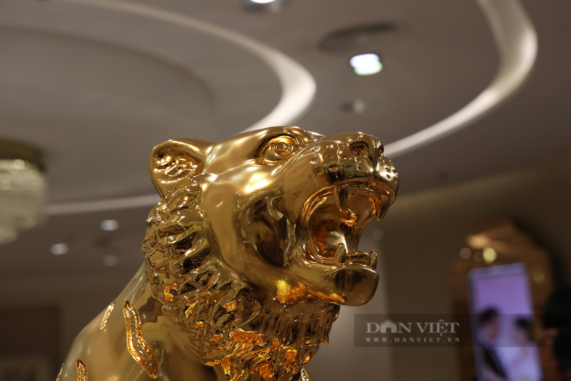 Hổ vàng nặng 46kg, giá gần 3 tỉ đồng trong ngày vía Thần tài - Ảnh 2.