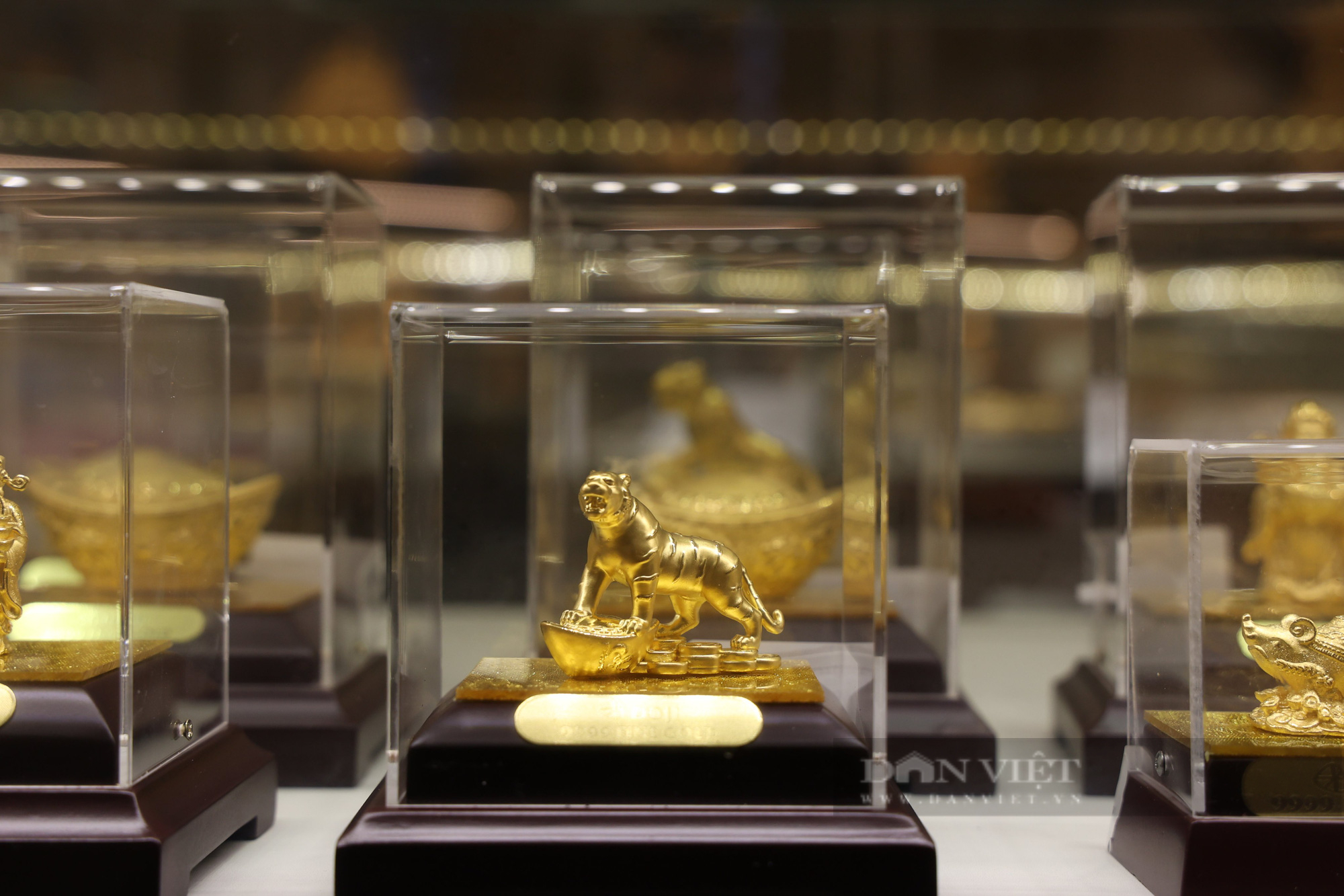 Hổ vàng nặng 46kg, giá gần 3 tỉ đồng trong ngày vía Thần tài - Ảnh 7.