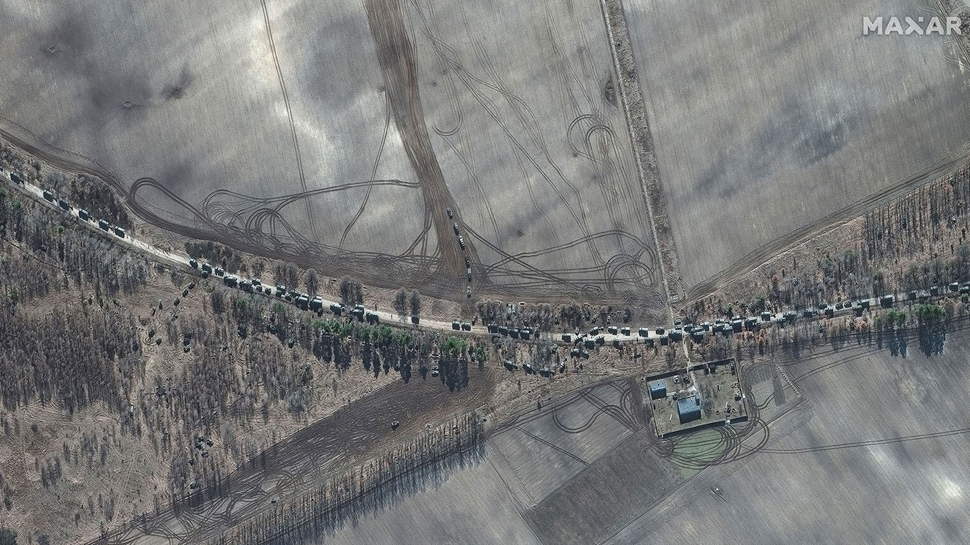 
Đoàn xe quân sự khổng lồ của Nga tiến gần hơn đến thủ đô Kiev - Ảnh 1.