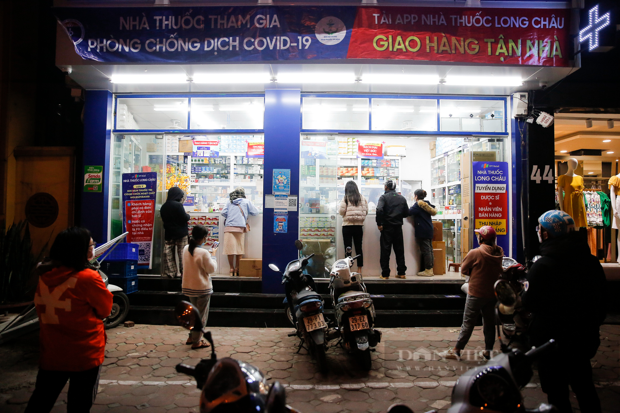 Người dân ngày đêm xếp hàng mua thuốc điều trị Covid-19 tại Hà Nội - Ảnh 1.