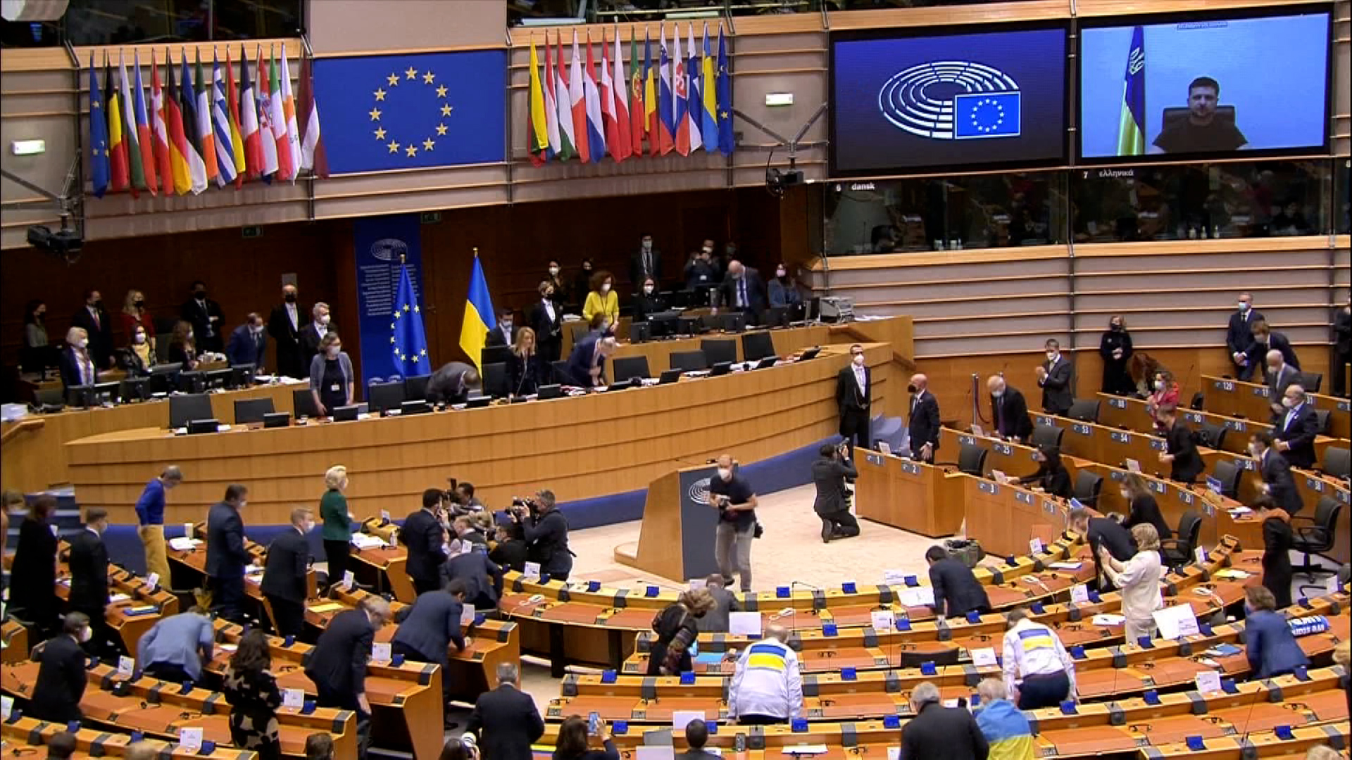 Tổng thống Ukraine phát biểu trước Nghị viện Châu Âu, phiên dịch nấc lên vì xúc động - Ảnh 1.