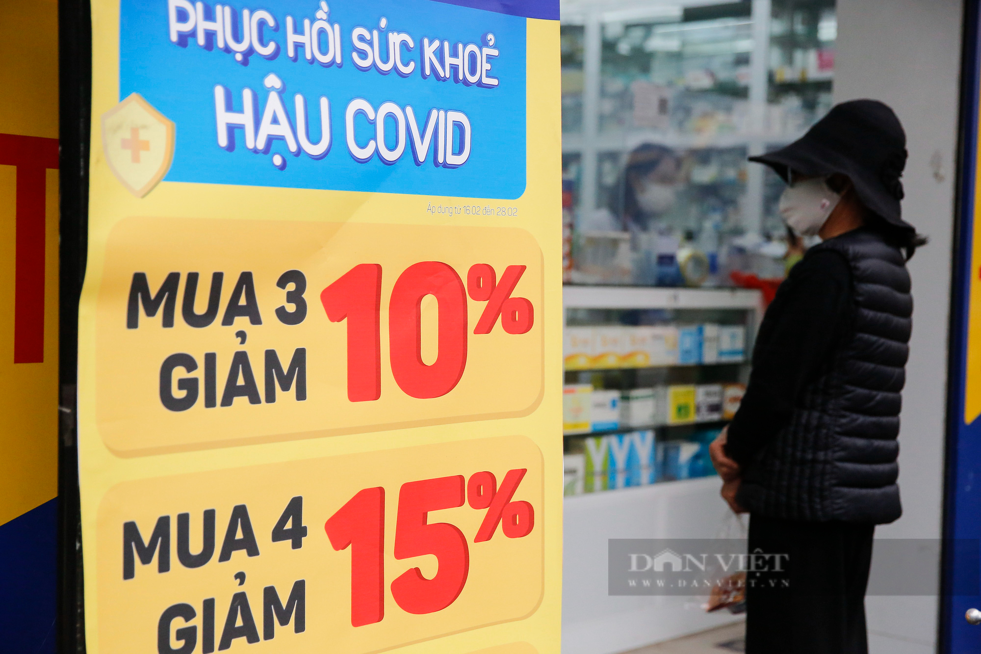 Người dân ngày đêm xếp hàng mua thuốc điều trị Covid-19 tại Hà Nội - Ảnh 12.