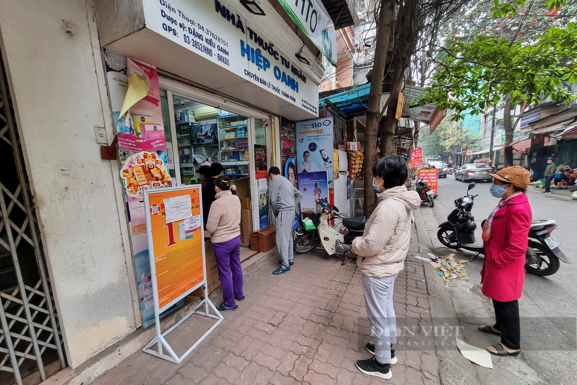 Người dân ngày đêm xếp hàng mua thuốc điều trị Covid-19 tại Hà Nội - Ảnh 13.