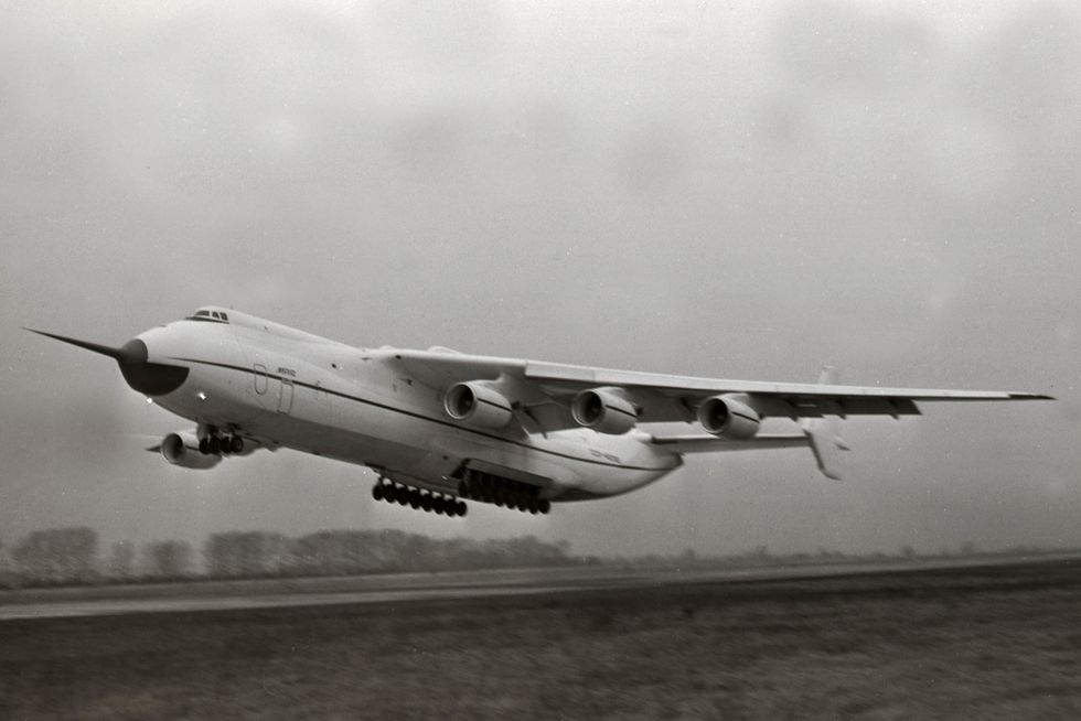 Bí mật quân sự chưa được tiết lộ về chiếc máy bay lớn nhất thế giới Antonov An-225 Mriya bị phá hủy ở Ukraine - Ảnh 5.