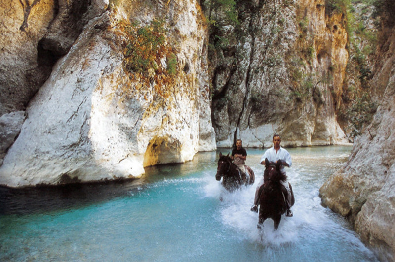 Hy Lạp: Trải nghiệm dòng sông huyền bí dẫn tới “thế giới ngầm” mê hoặc khách du lịch - Ảnh 6.