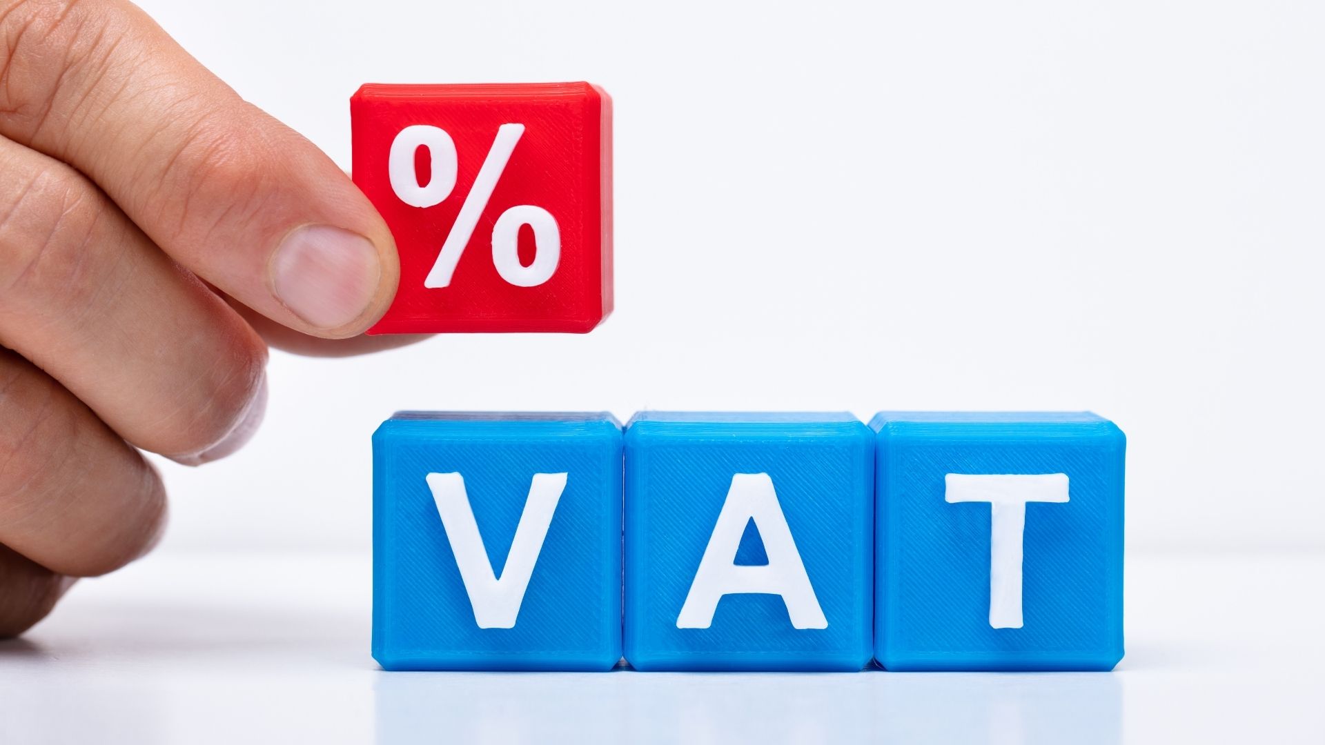 Phó Thủ tướng giao Bộ Tài chính sớm có hướng dẫn về giảm thuế VAT - Ảnh 1.