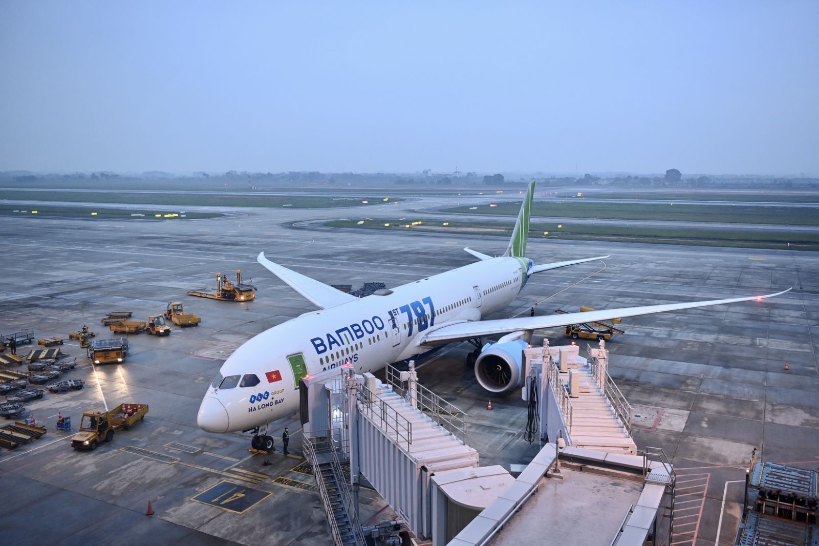 FLC tài trợ toàn bộ các chuyến bay sơ tán người Việt tại Ukraine do Bamboo Airways thực hiện - Ảnh 1.