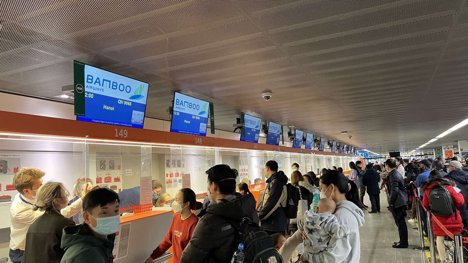 300 người Việt ở Ukraine đã về nước an toàn trên chuyến bay của Bamboo Airways ngày 10/3 - Ảnh 2.