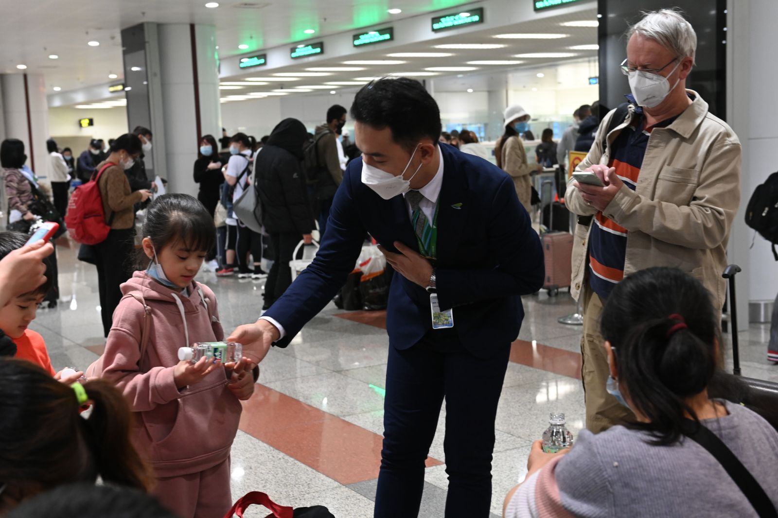 300 người Việt ở Ukraine đã về nước an toàn trên chuyến bay của Bamboo Airways ngày 10/3 - Ảnh 7.