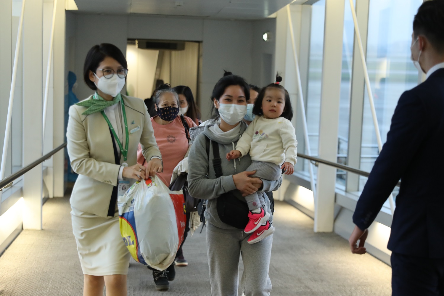 300 người Việt ở Ukraine đã về nước an toàn trên chuyến bay của Bamboo Airways ngày 10/3 - Ảnh 10.