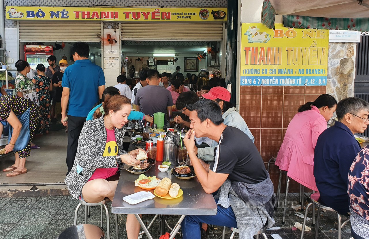 Tiệm bò né &quot;hổng giống ai&quot; ở Sài Gòn, hơn 20 năm chỉ bán duy nhất buổi sáng nhưng đông nghịt - Ảnh 1.