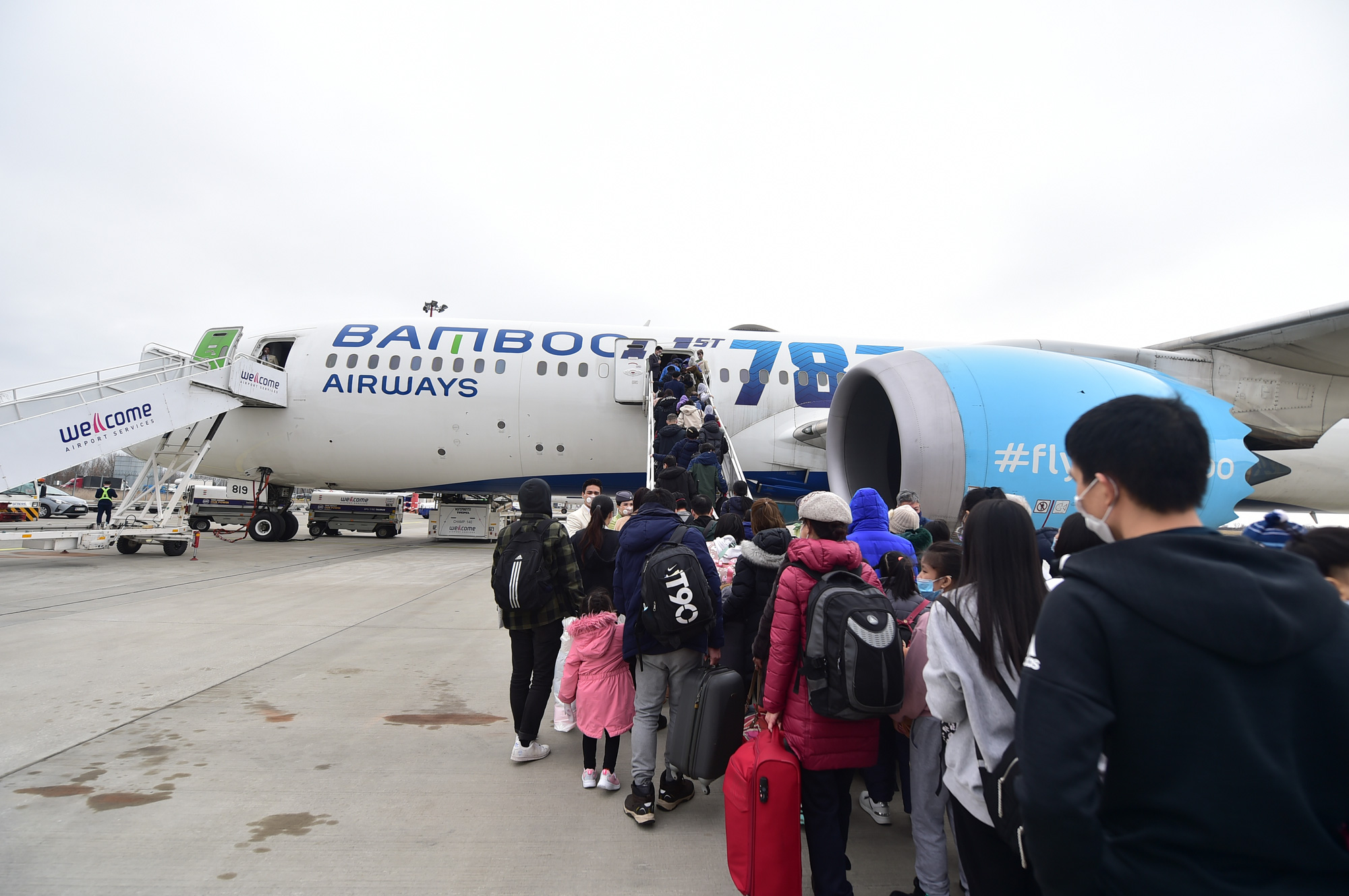 Chuyến bay thứ 2 chở gần 300 công dân Việt Nam tại Ukraine hạ cánh tại sân bay Nội Bài - Ảnh 2.