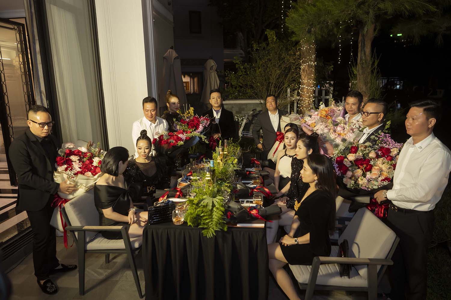 Tuấn Hưng tổ chức đêm nhạc dành cho vợ trong biệt thự 5 triệu đô - Ảnh 3.