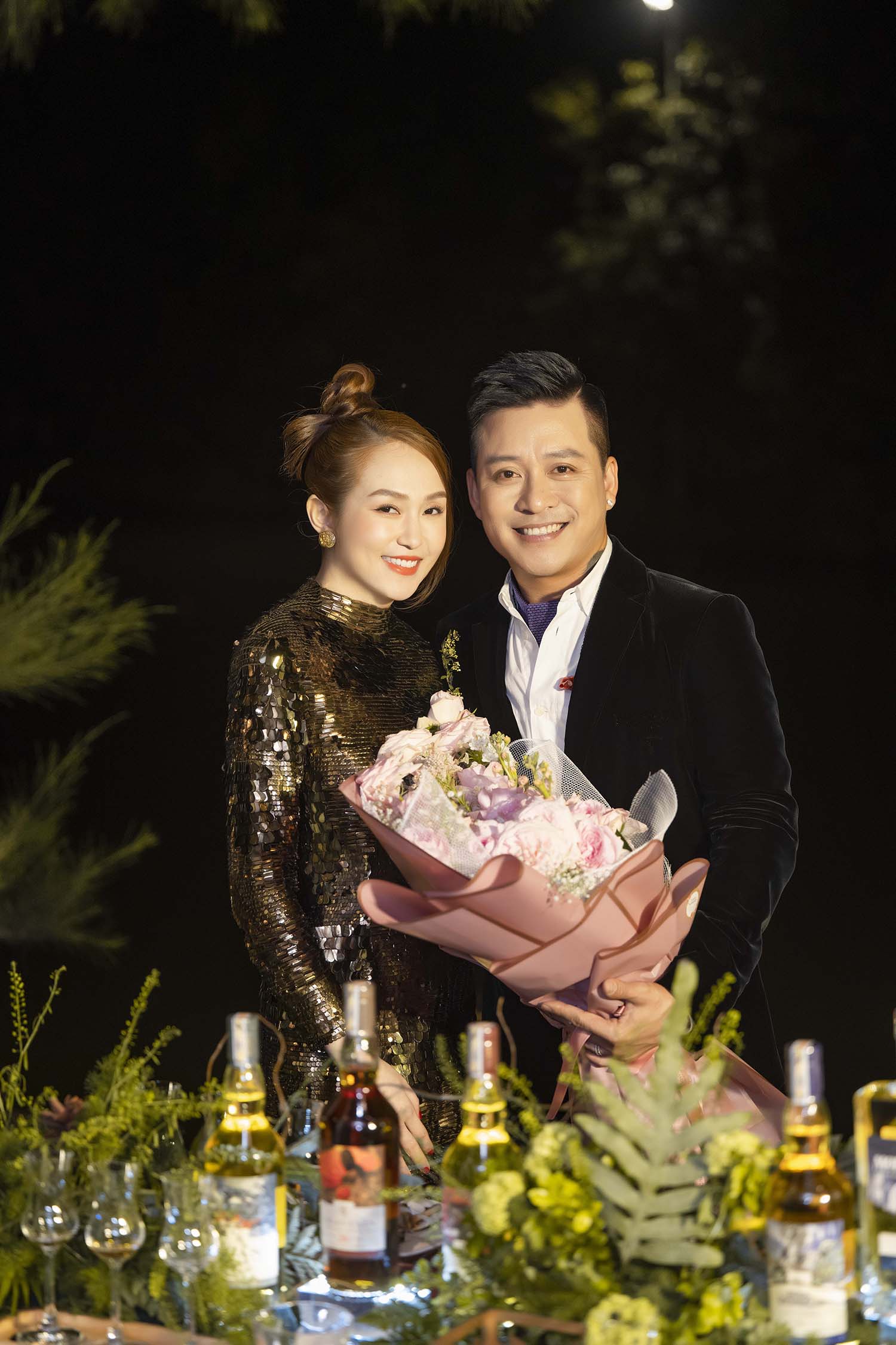 Tuấn Hưng tổ chức đêm nhạc dành cho vợ trong biệt thự 5 triệu đô