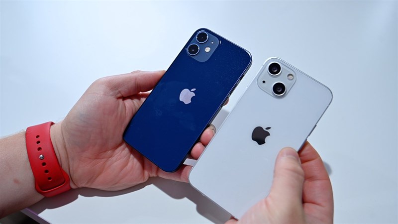 So sánh iPhone 12 và iPhone 13: Khác biệt ra sao, nên mua điện thoại nào trong năm 2022? - Ảnh 1.