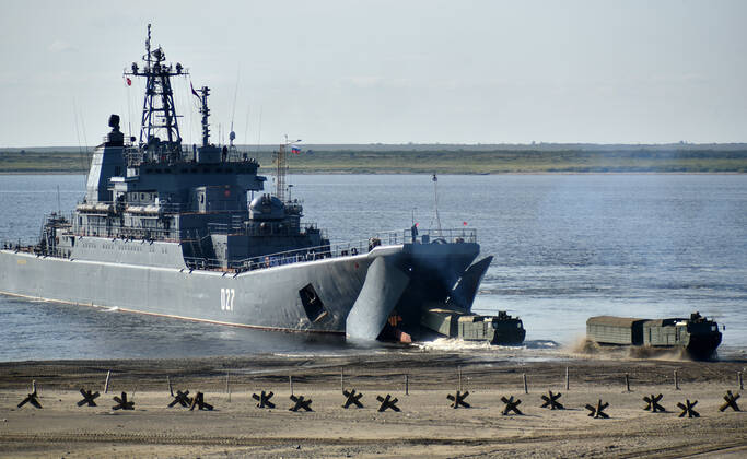 Phát hiện hàng loạt tàu đổ bộ Nga ở Biển Đen, cuộc tấn công lớn tiếp theo vào Ukraine sẽ từ biển? - Ảnh 1.
