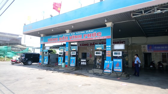 Một cây xăng ở Bình Thuận bị phạt 15 triệu đồng vì bán &quot;nhỏ giọt&quot; - Ảnh 1.