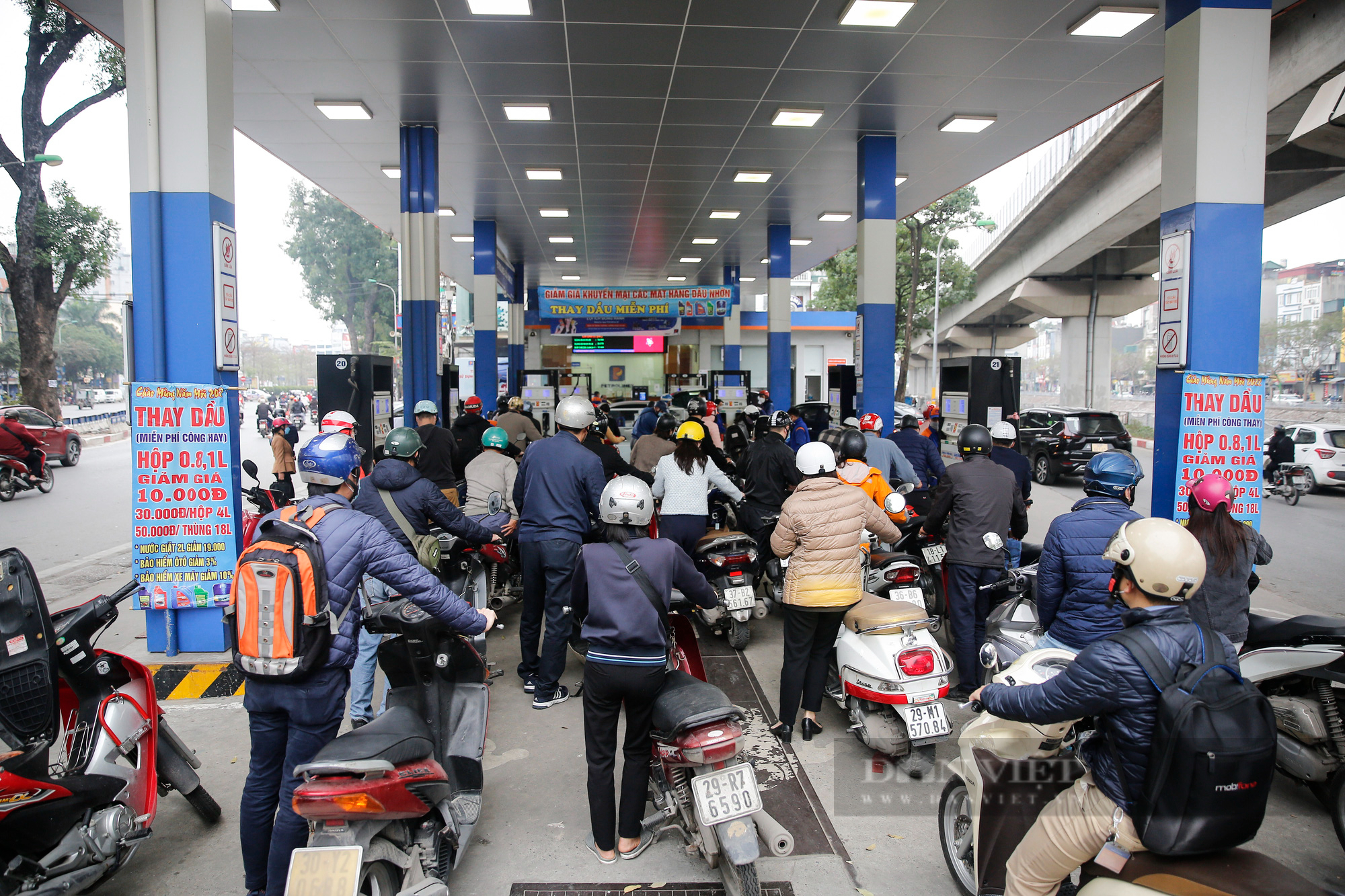 Các cây xăng tại Hà Nội đông nghịt, người dân đi làm muộn vì chờ đổ xăng - Ảnh 2.