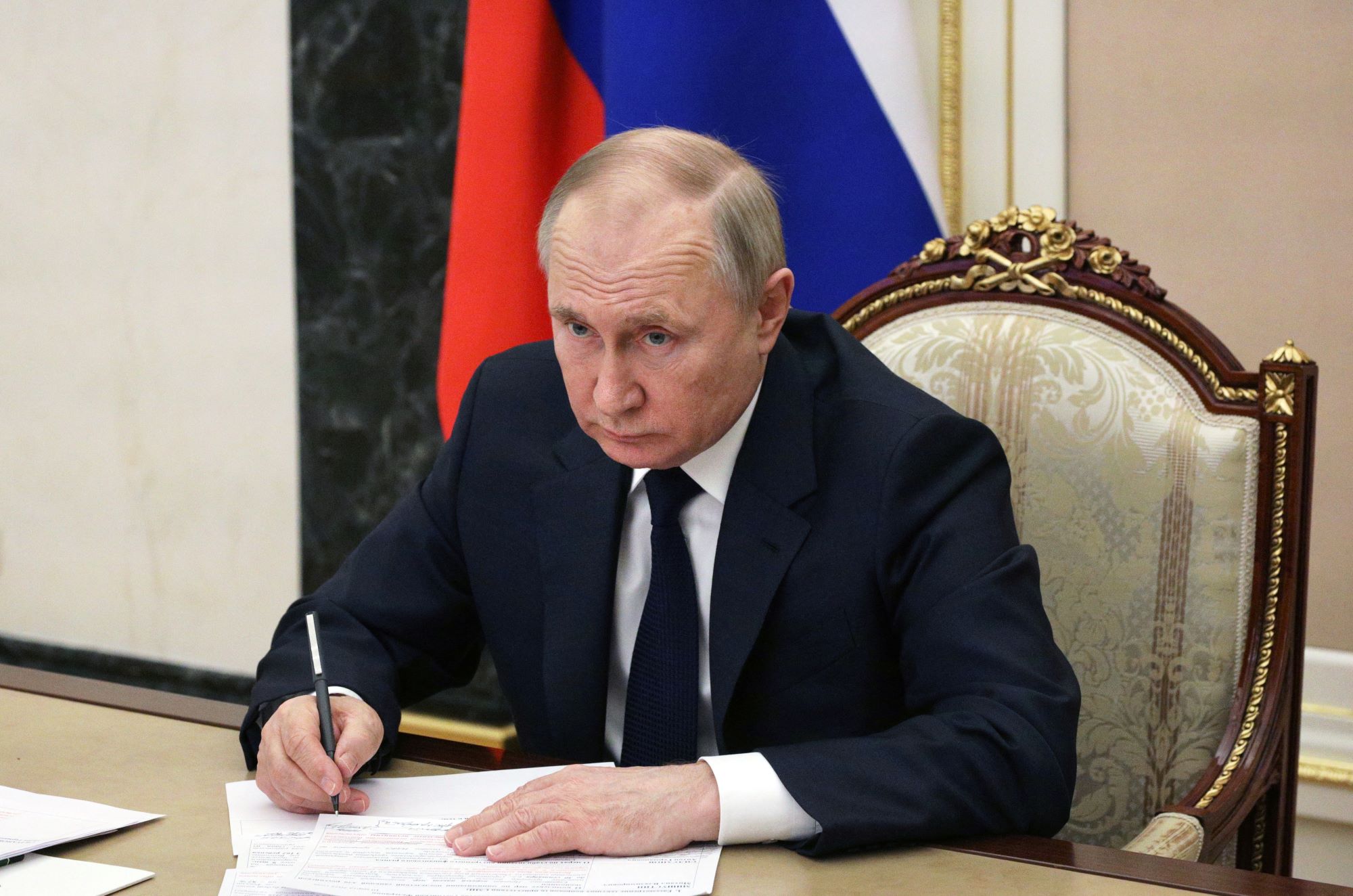 Tổng thống Putin khẳng định Nga sẽ trở nên mạnh mẽ hơn - Ảnh 1.