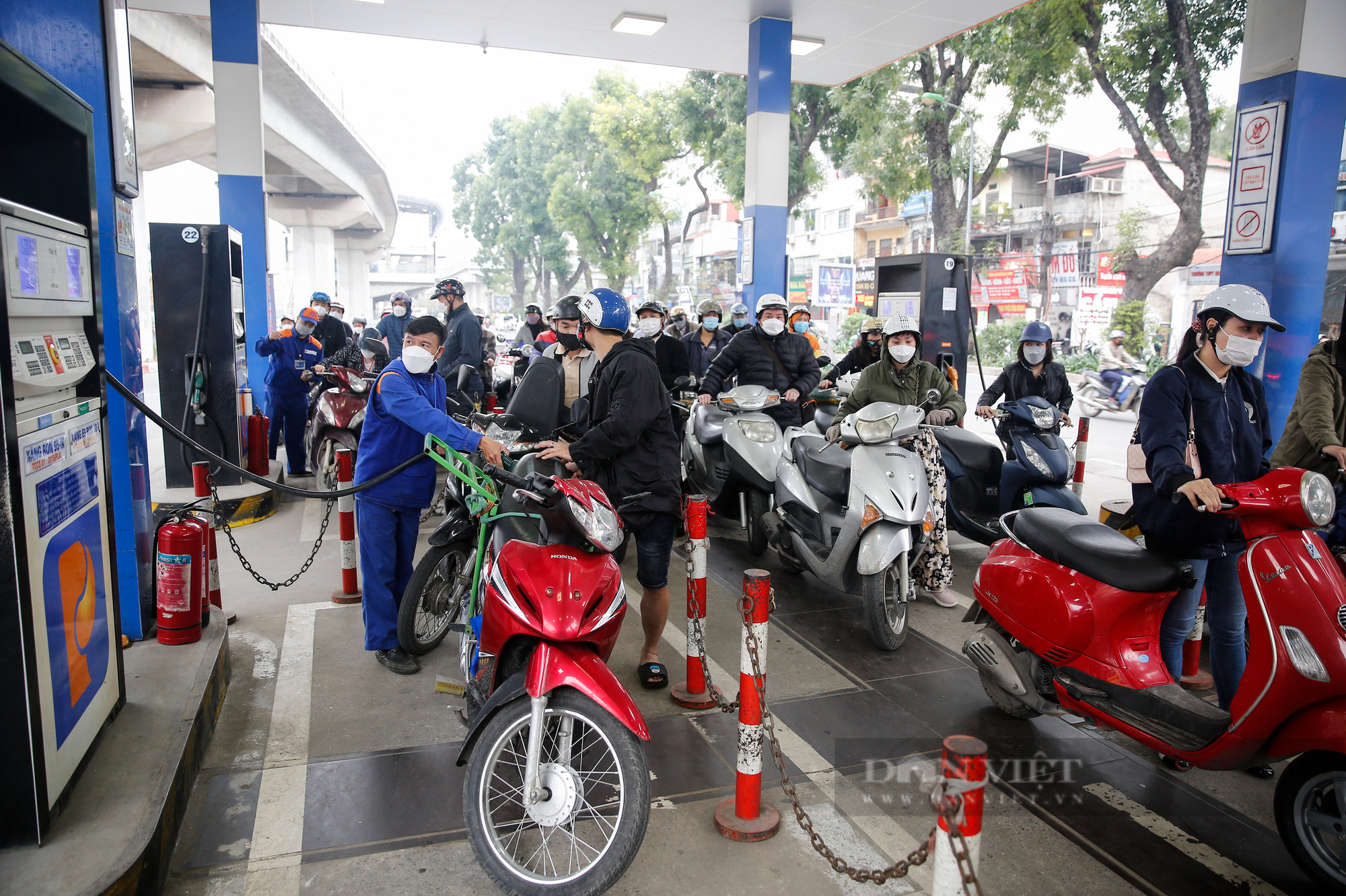 Các cây xăng tại Hà Nội đông nghịt, người dân đi làm muộn vì chờ đổ xăng - Ảnh 3.