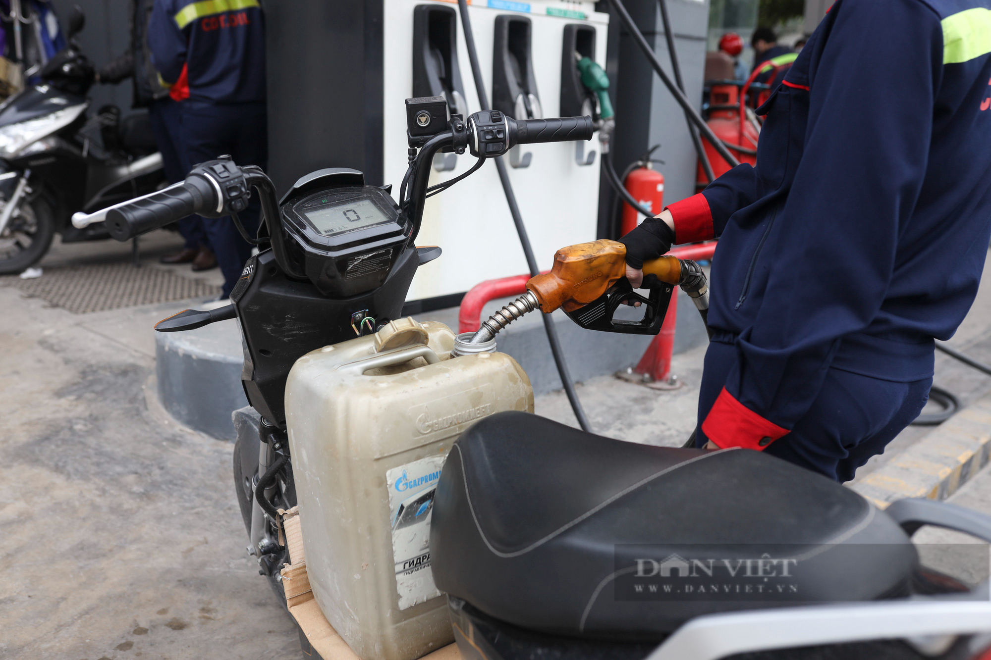 Nhiều cây xăng tại Hà Nội treo biển hết xăng trước giờ điều chỉnh giá  - Ảnh 3.