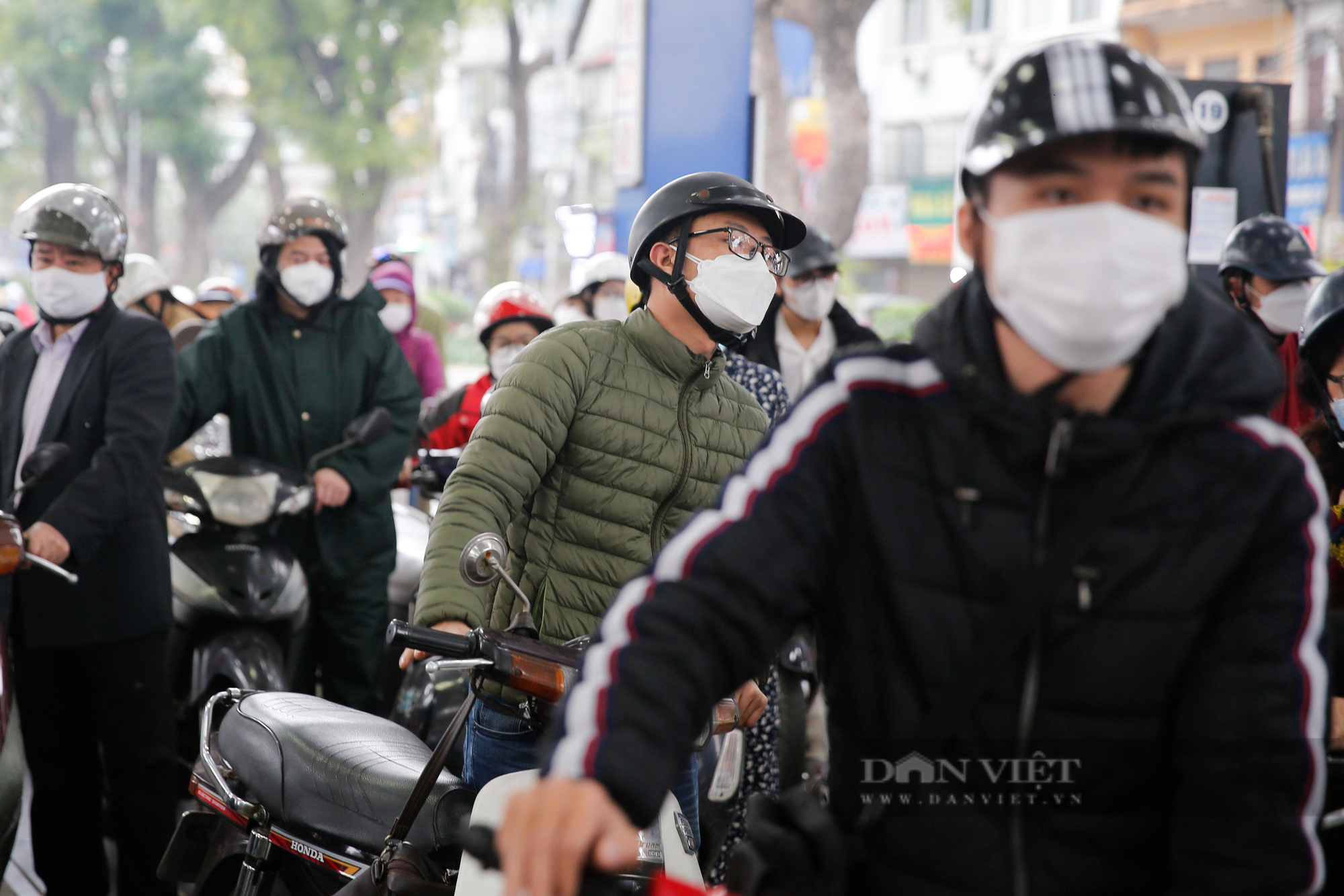 Các cây xăng tại Hà Nội đông nghịt, người dân đi làm muộn vì chờ đổ xăng - Ảnh 5.