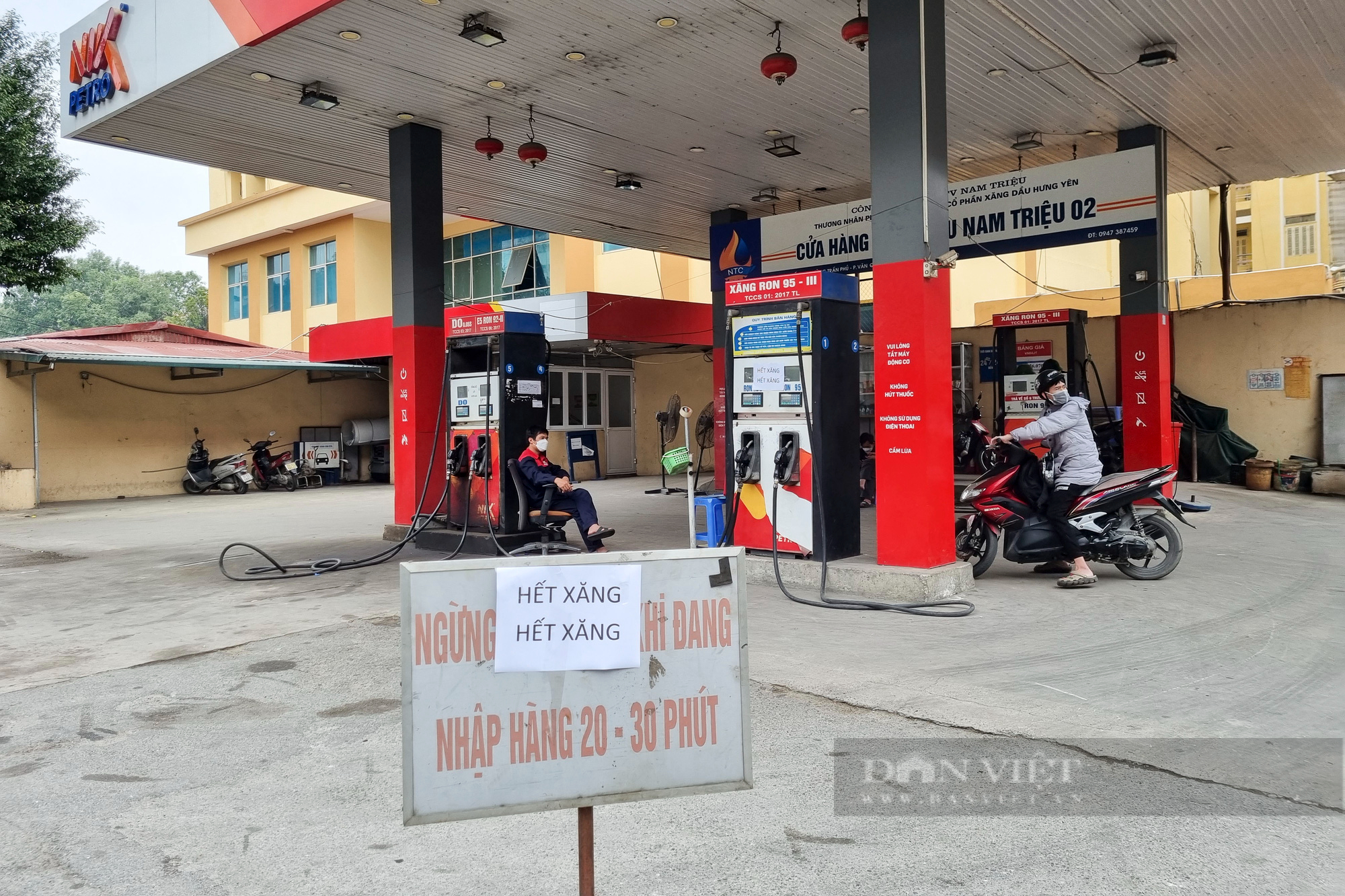 Nhiều cây xăng tại Hà Nội treo biển hết xăng trước giờ điều chỉnh giá  - Ảnh 7.