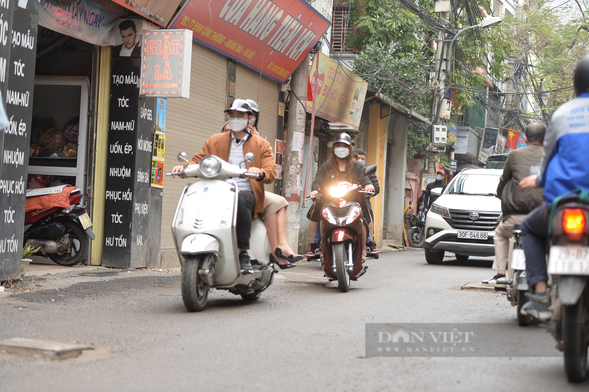 Người dân bất an trước mối nguy hiểm rình rập trên “con đường đau khổ” ở Hà Nội - Ảnh 8.