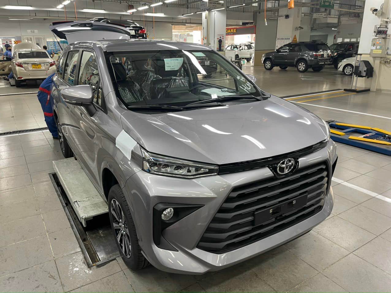 Ảnh thực tế Toyota Avanza Premio 2022 về đại lý, sẵn sàng ra mắt thay thế Innova tại Việt Nam - Ảnh 1.
