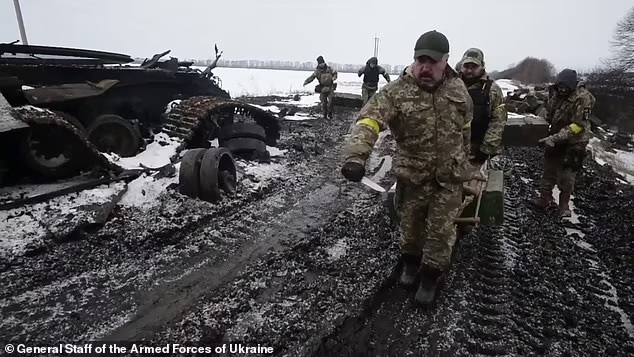 NÓNG: Ukraine tuyên bố Điện Kremlin vừa bất ngờ sa thải 8 tướng Nga vì lý do này - Ảnh 1.