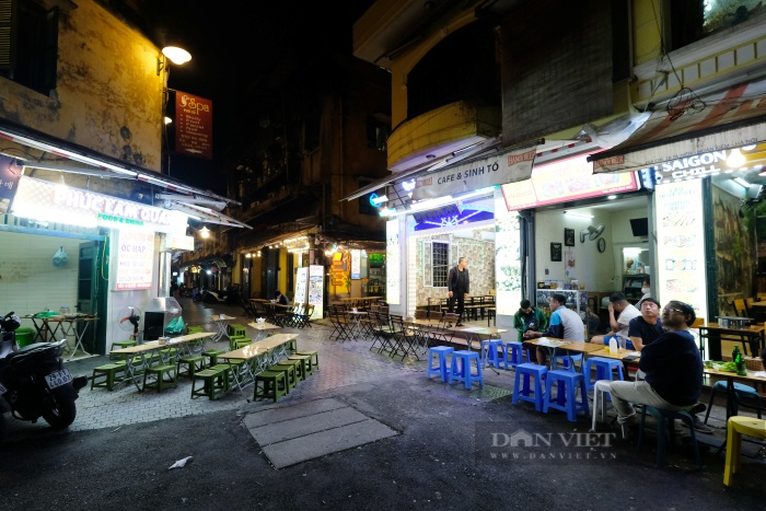 Hàng quán phố cổ Tạ Hiện nháo nhào đóng cửa sau 21h, khách &quot;hụt hẫng&quot; ra về khi ngồi chưa ấm chỗ  - Ảnh 8.