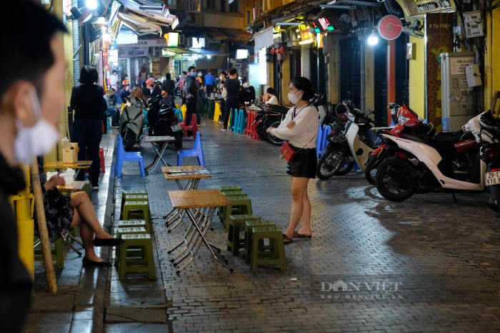 Hàng quán phố cổ Tạ Hiện nháo nhào đóng cửa sau 21h, khách &quot;hụt hẫng&quot; ra về khi ngồi chưa ấm chỗ  - Ảnh 11.