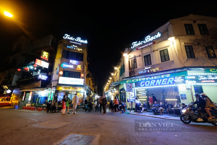 Hàng quán phố cổ Tạ Hiện nháo nhào đóng cửa sau 21h, khách &quot;hụt hẫng&quot; ra về khi ngồi chưa ấm chỗ  - Ảnh 1.