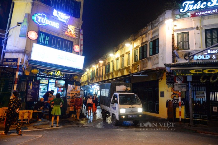 Hàng quán phố cổ Tạ Hiện nháo nhào đóng cửa sau 21h, khách &quot;hụt hẫng&quot; ra về khi ngồi chưa ấm chỗ  - Ảnh 2.
