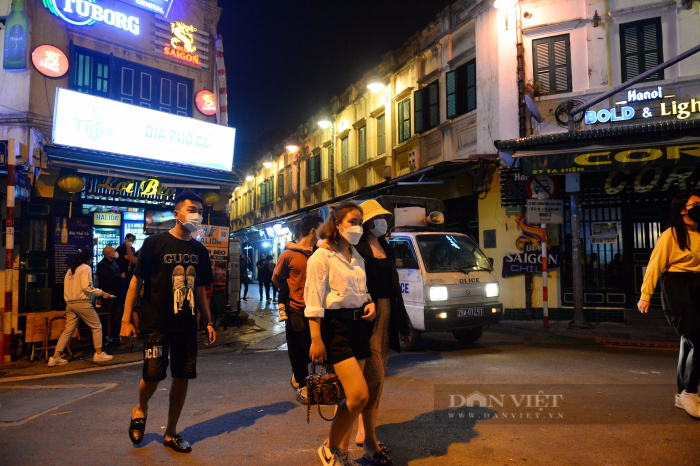 Hàng quán phố cổ Tạ Hiện nháo nhào đóng cửa sau 21h, khách &quot;hụt hẫng&quot; ra về khi ngồi chưa ấm chỗ  - Ảnh 3.