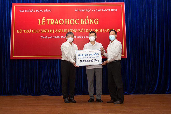 Dành hết tiền thưởng giải Búa liềm vàng để tặng học bổng cho học sinh mồ côi vì Covid-19 - Ảnh 2.