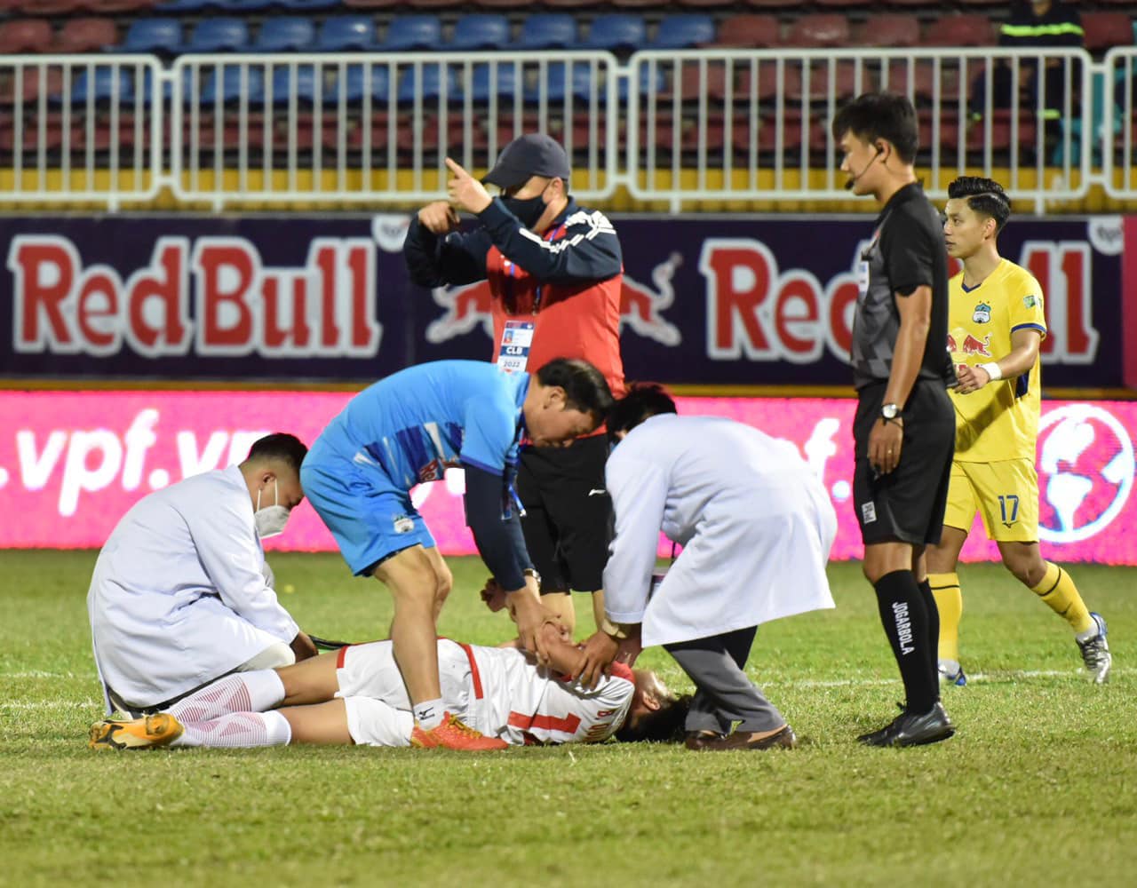 Cập nhật tình trạng chấn thương của Bùi Quang Khải sau trận đấu với HAGL - Ảnh 1.