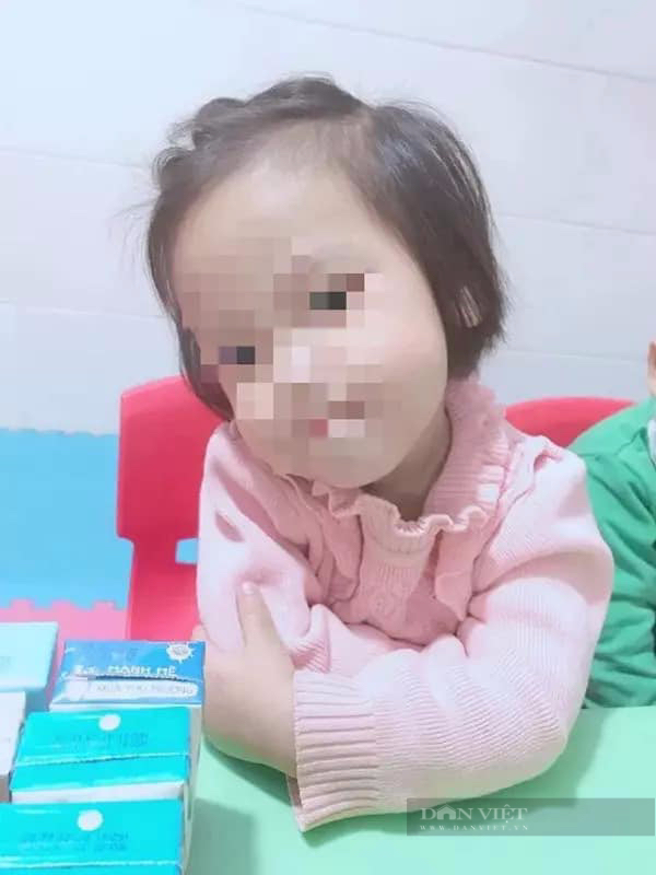 Giọt nước mắt muộn màng của người mẹ bé gái 3 tuổi nghi bị người tình găm đinh vào đầu tử vong - Ảnh 2.