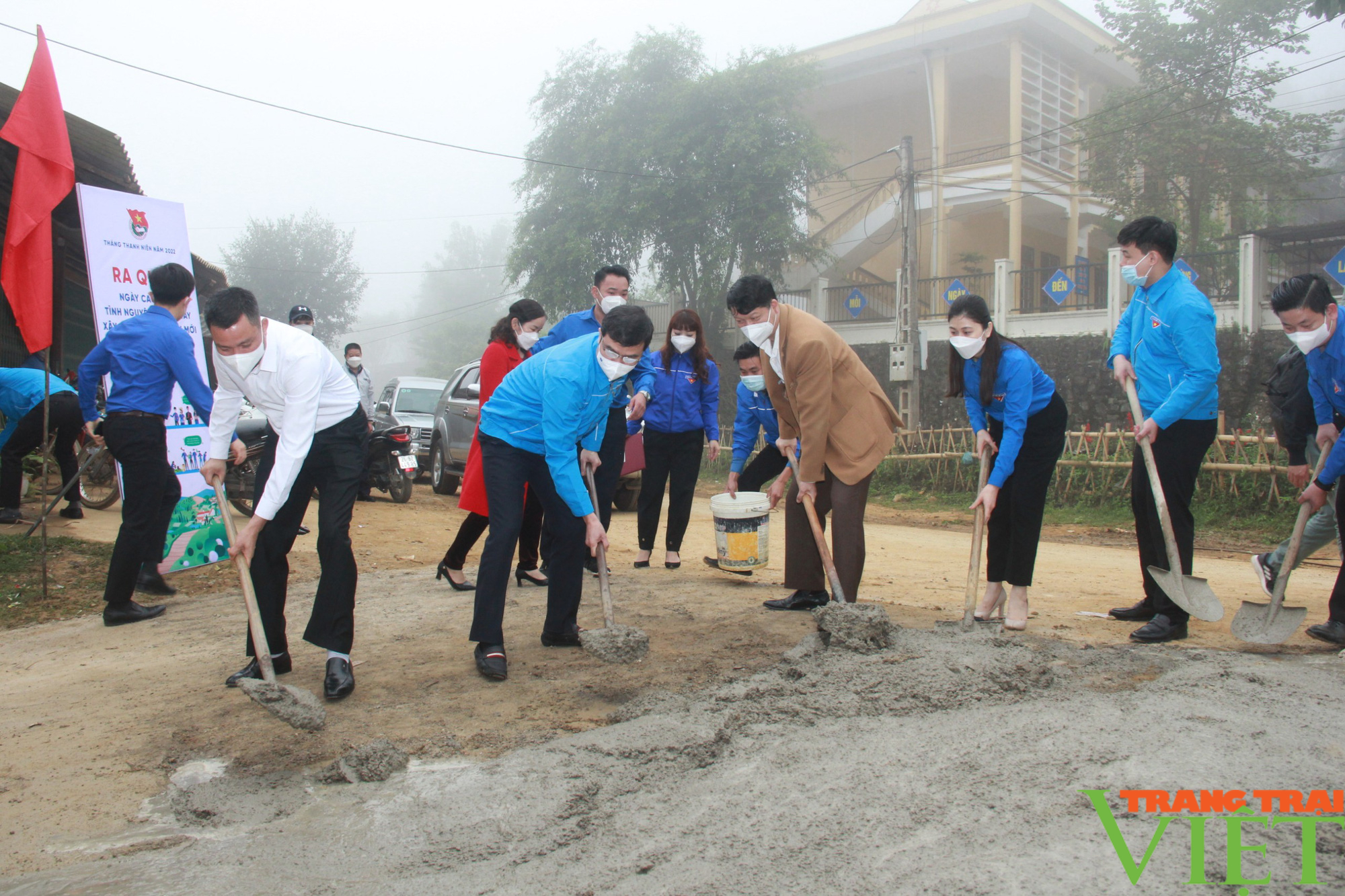 Ra quân Ngày cao điểm &quot;Tình nguyện chung tay xây dựng nông thôn mới&quot; tại Sơn La - Ảnh 2.