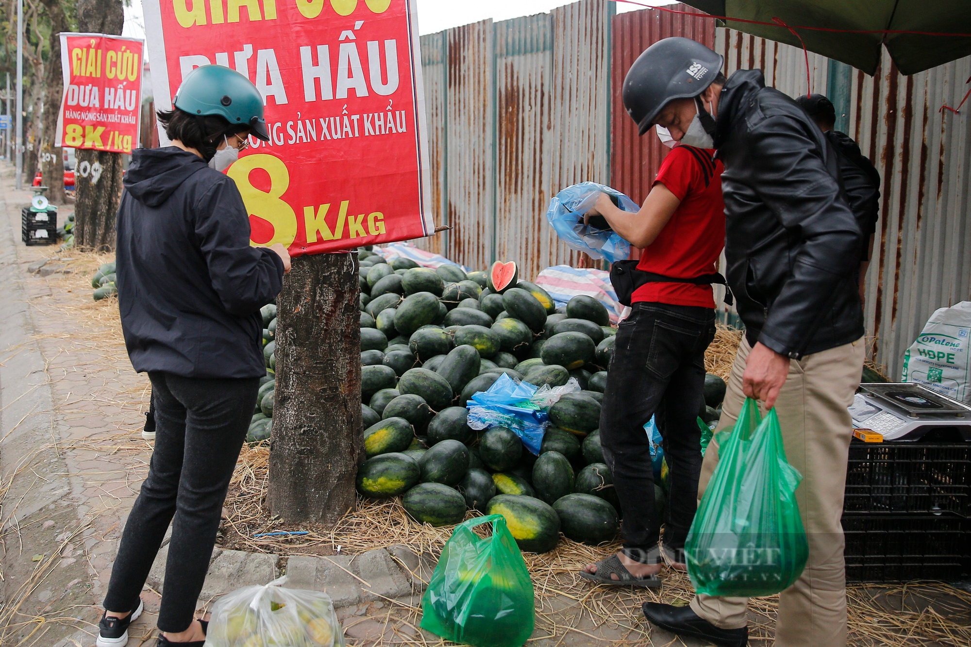 Dưa hấu &quot;giải cứu&quot; bày bán la liệt đường phố Hà Nội - Ảnh 2.