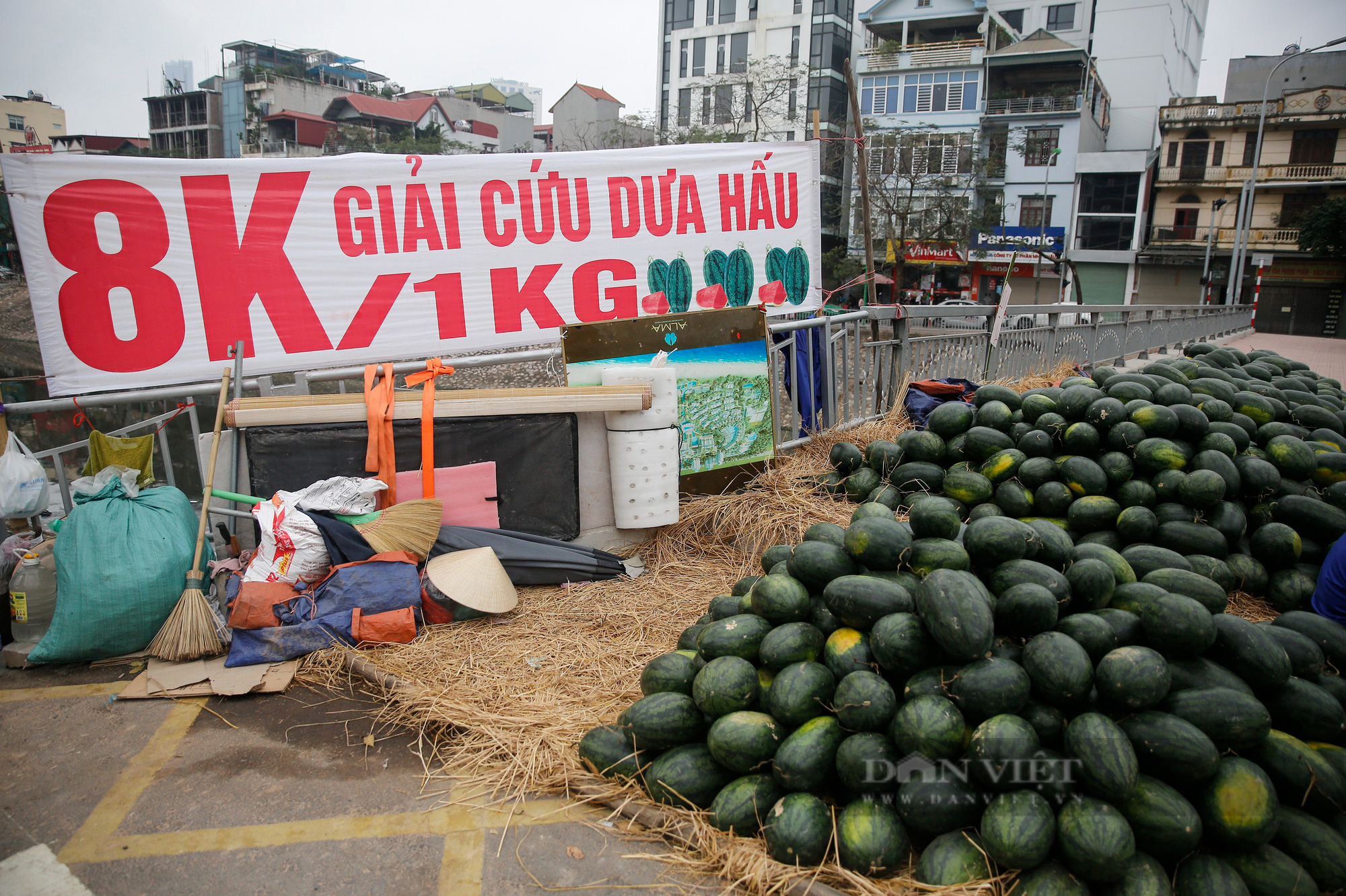 Dưa hấu &quot;giải cứu&quot; bày bán la liệt đường phố Hà Nội - Ảnh 4.