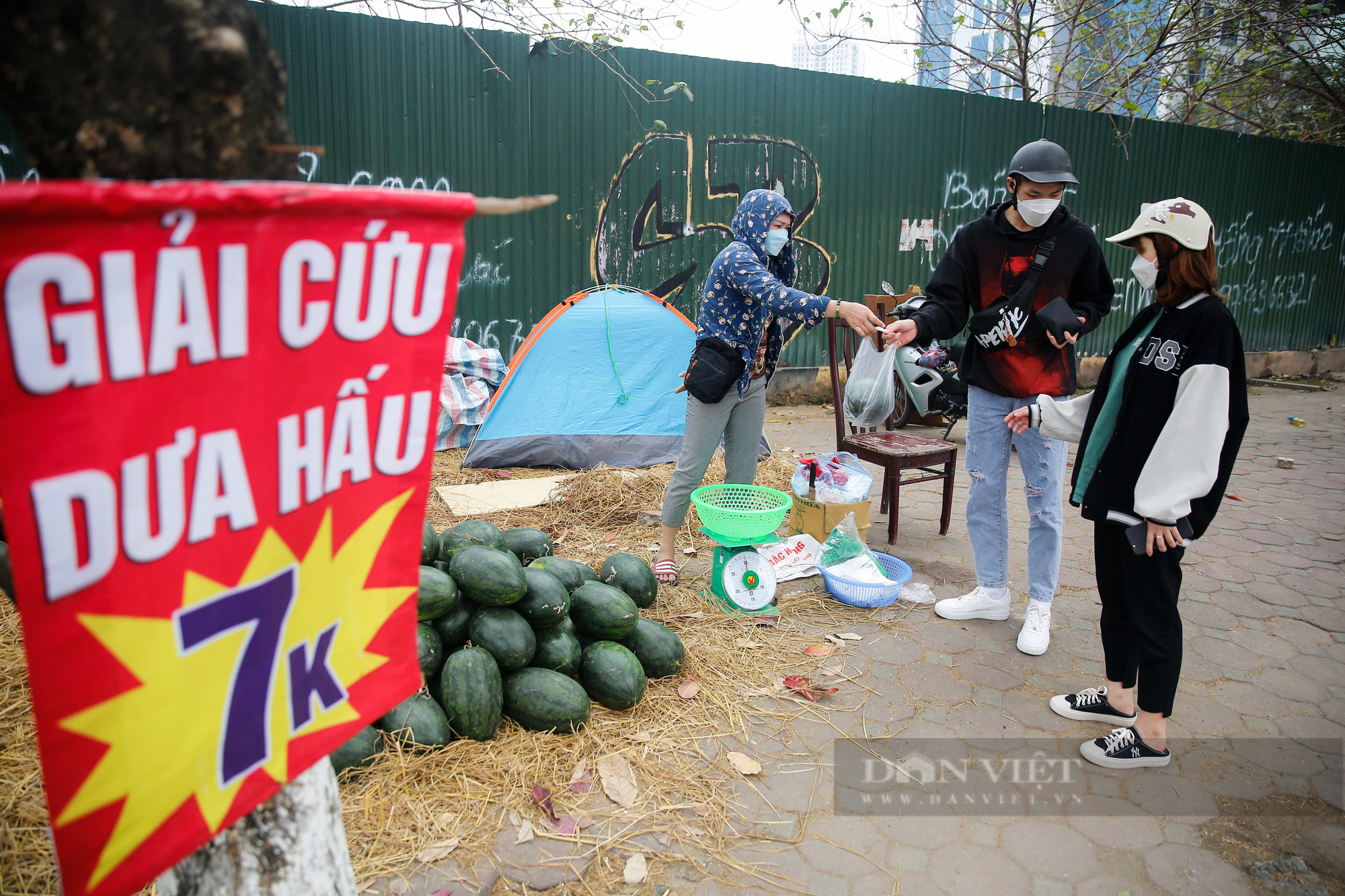 Dưa hấu &quot;giải cứu&quot; bày bán la liệt đường phố Hà Nội - Ảnh 8.